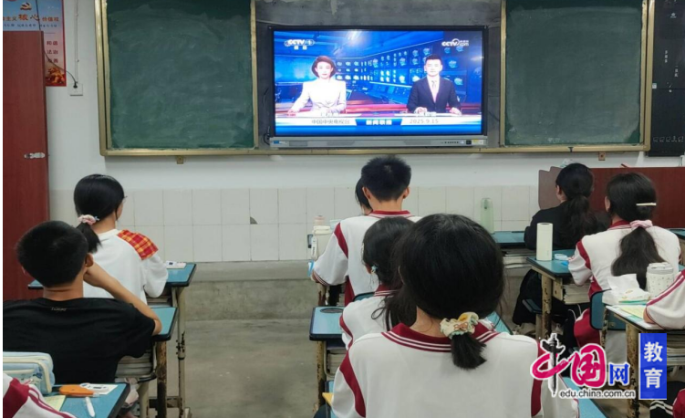 青春观天下时事塑未来 绵阳盐亭黄甸初中开设《新闻联播》观看课